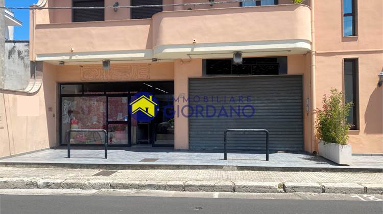 Locale commerciale in vendita a Squinzano via Brindisi