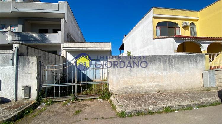 Garage/deposito con ampio terreno edificabile a Squinzano