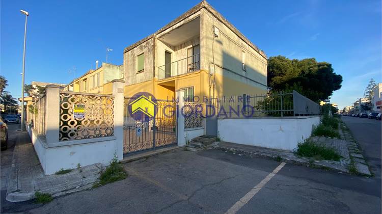 Abitazione al piano terra con giardino e box auto a Squinzano