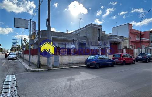 Villino abitabile con giardino e garage a Squinzano