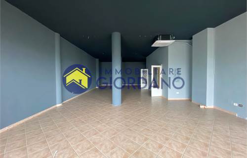 Locale artigianale con ampie vetrine in vendita a Campi S.na