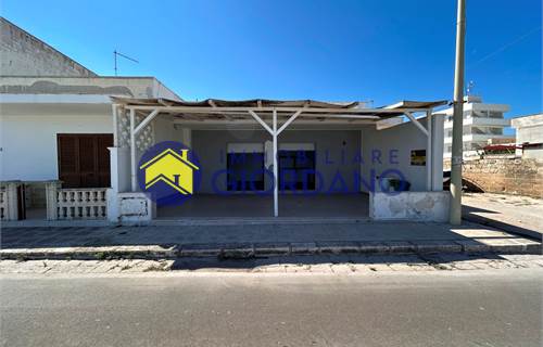 Locale commerciale vista mare in affitto a Casalabate