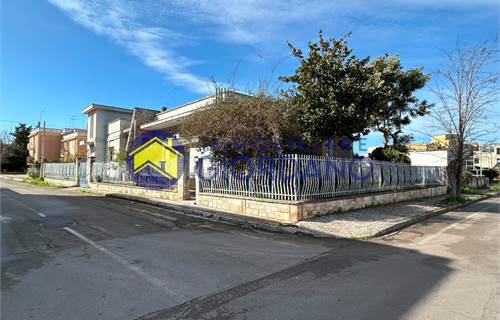 Villino indipendente con garage e ampio giardino a Squinzano