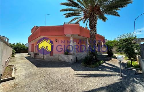 Villa con ampio giardino e garage in vendita a Squinzano