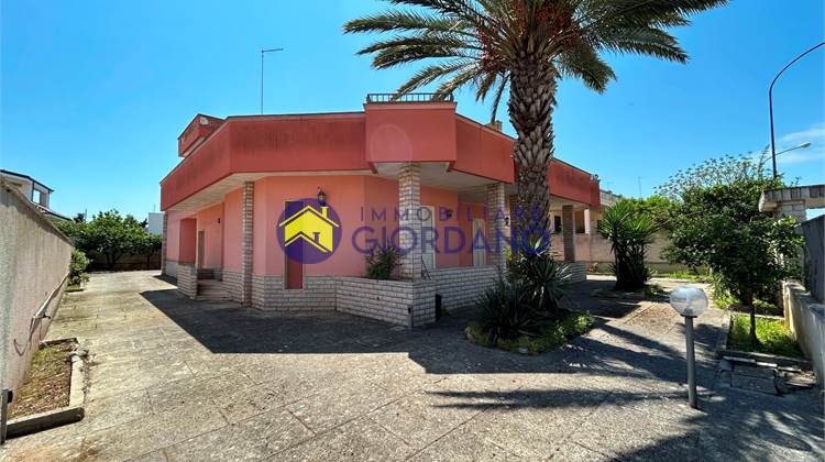 Villa con ampio giardino e garage in vendita a Squinzano
