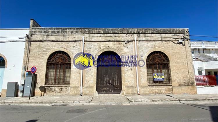 Ampio e interessante locale commerciale con terreno retrostante