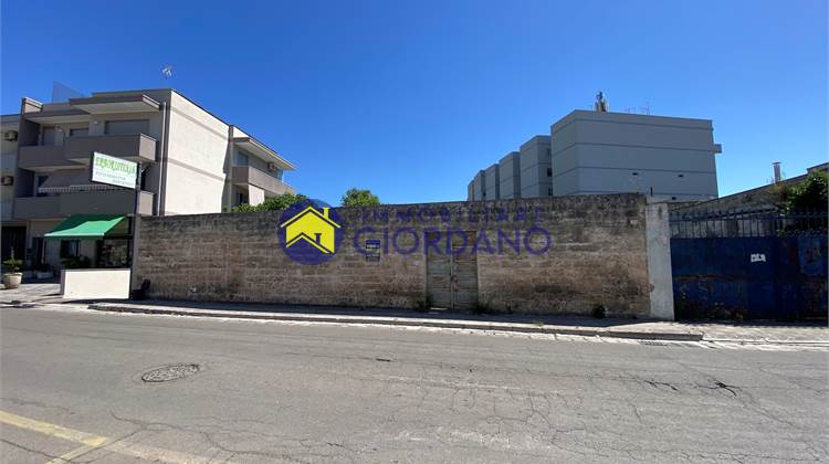 Ampio terreno edificabile in vendita in via Brindisi 