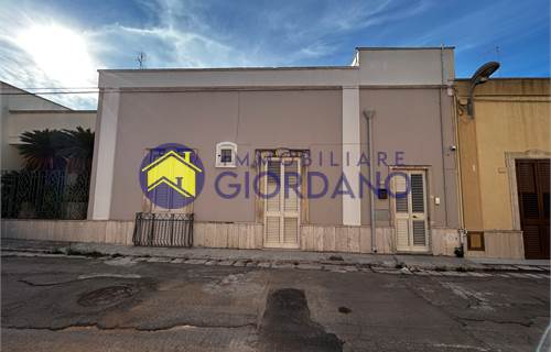 Villino abitabile con giardino in vendita a Squinzano