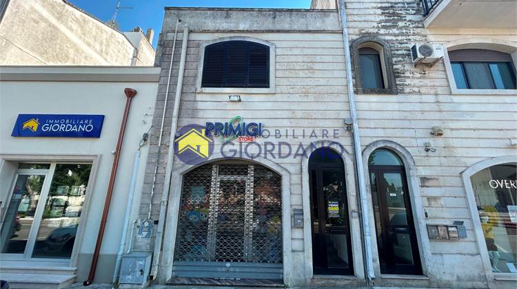 Intero edificio su Piazza Vittoria con negozio, deposito e bilocale