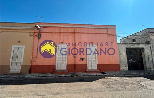 Casa indipendente con giardino in vendita a Squinzano