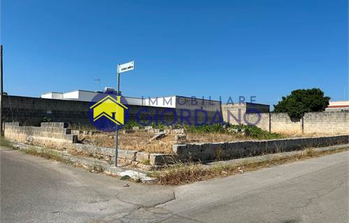 Terreno edificabile ad angolo in zona Liceo Scientifico a Squinzano