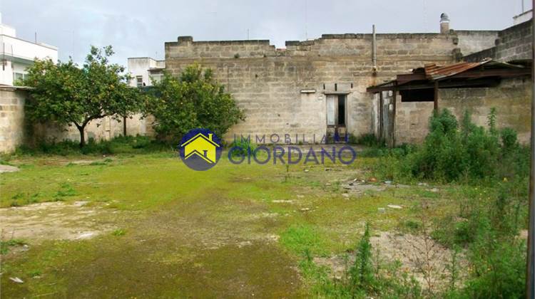 Villa da ristrutturare con doppio affaccio ed ampio giardino