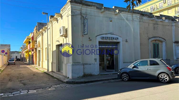 Locale commerciale ad angolo in zona Villa comunale 