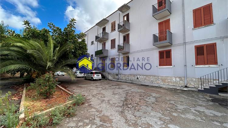 Appartamento con box in zona centrale 