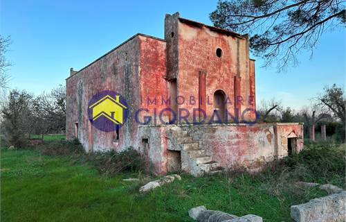 Masseria salentina con ampio terreno in agro di Squinzano
