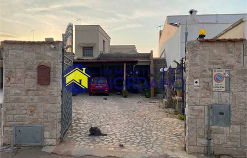 Villetta di ampia superficie con giardino